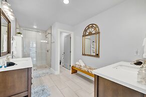 Das Weinhaus Pool & Hot Tub - Walk to Main St