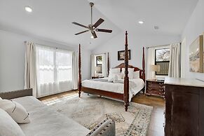 Das Weinhaus Pool & Hot Tub - Walk to Main St