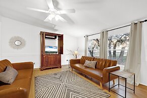 Canyon Lake Grill and Firepit Walk to Lake