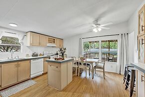 Canyon Lake Grill and Firepit Walk to Lake