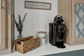 Canyon Lake Grill and Firepit Walk to Lake