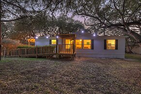 Canyon Lake Grill and Firepit Walk to Lake