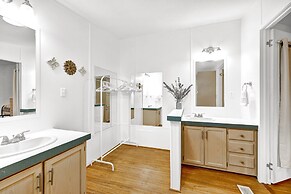 Canyon Lake Grill and Firepit Walk to Lake