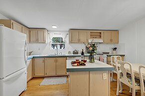 Canyon Lake Grill and Firepit Walk to Lake