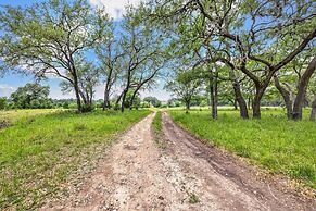 Canyon Lake Grill and Firepit Walk to Lake