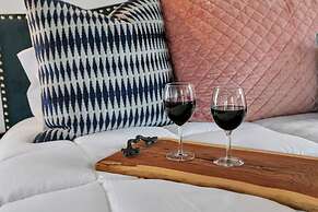 Coco Casita Hot Tub - 4 Miles to Downtown Fred