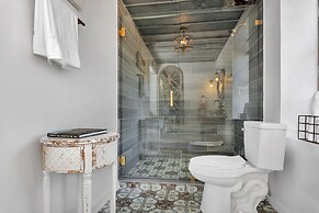 Coco Casita Hot Tub - 4 Miles to Downtown Fred