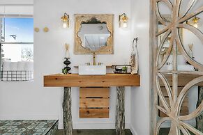 Coco Casita Hot Tub - 4 Miles to Downtown Fred