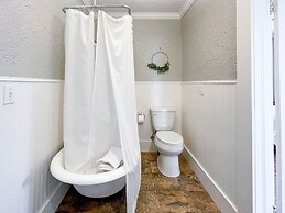 Blue Haus Hot Tub-fire Pit-game Room Walk to Main