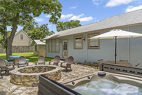 Blue Haus Hot Tub-fire Pit-game Room Walk to Main