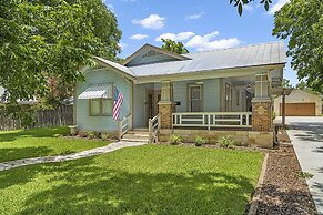 Blue Haus Hot Tub-fire Pit-game Room Walk to Main