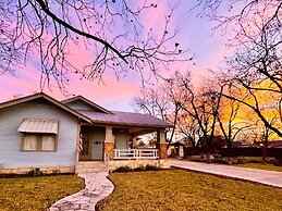 Blue Haus Hot Tub-fire Pit-game Room Walk to Main