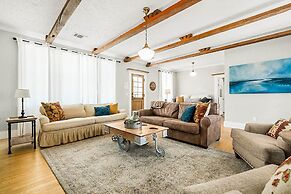 Blue Haus Hot Tub-fire Pit-game Room Walk to Main