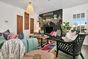 A Crystal Place Hot Tub 1 Blk off Main St!