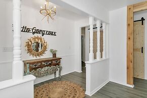 A Crystal Place Hot Tub 1 Blk off Main St!