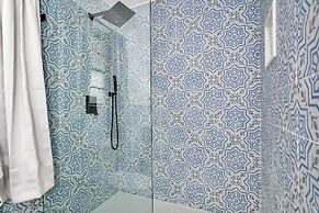 A Crystal Place Hot Tub 1 Blk off Main St!