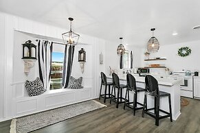 A Crystal Place Hot Tub 1 Blk off Main St!