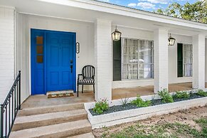 A Crystal Place Hot Tub 1 Blk off Main St!