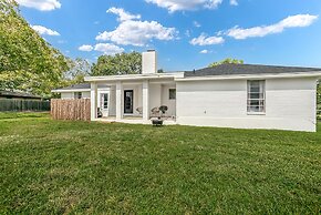 A Crystal Place Hot Tub 1 Blk off Main St!