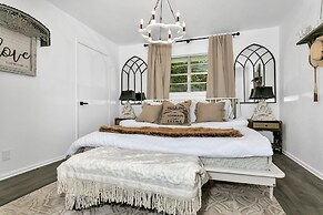 A Crystal Place Hot Tub 1 Blk off Main St!