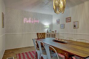 Willkommen to Pink Haus 1 Mile to Main Street!