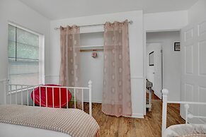 Willkommen to Pink Haus 1 Mile to Main Street!