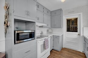 Willkommen to Pink Haus 1 Mile to Main Street!