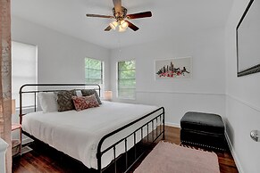 Willkommen to Pink Haus 1 Mile to Main Street!