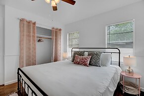 Willkommen to Pink Haus 1 Mile to Main Street!