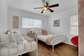 Willkommen to Pink Haus 1 Mile to Main Street!