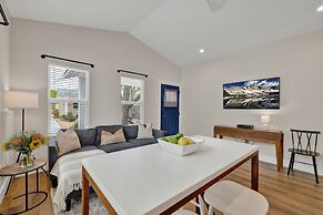 The Grove D With Hot Tub & King Beds - Walk to Main