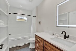 The Grove D With Hot Tub & King Beds - Walk to Main