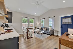 The Grove D With Hot Tub & King Beds - Walk to Main