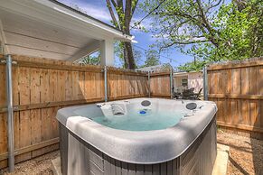 The Grove D With Hot Tub & King Beds - Walk to Main