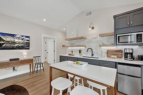 The Grove D With Hot Tub & King Beds - Walk to Main