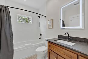 The Grove D With Hot Tub & King Beds - Walk to Main