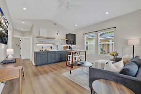 The Grove D With Hot Tub & King Beds - Walk to Main