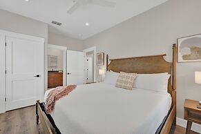The Grove D With Hot Tub & King Beds - Walk to Main