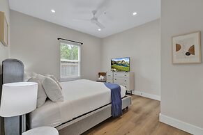 The Grove D With Hot Tub & King Beds - Walk to Main