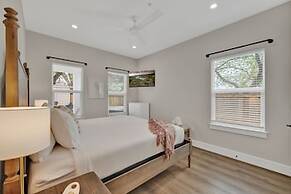 The Grove D With Hot Tub & King Beds - Walk to Main