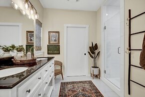 The Das Apfelhaus! A Luxurious and Eclectic Escape Near Main!