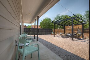 The Das Apfelhaus! A Luxurious and Eclectic Escape Near Main!