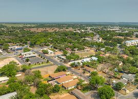 The Das Apfelhaus! A Luxurious and Eclectic Escape Near Main!