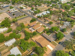 The Das Apfelhaus! A Luxurious and Eclectic Escape Near Main!