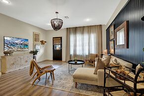 The Das Apfelhaus! A Luxurious and Eclectic Escape Near Main!