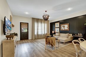 The Das Apfelhaus! A Luxurious and Eclectic Escape Near Main!