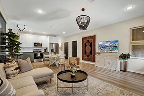 The Das Apfelhaus! A Luxurious and Eclectic Escape Near Main!