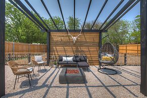 The Das Apfelhaus! A Luxurious and Eclectic Escape Near Main!