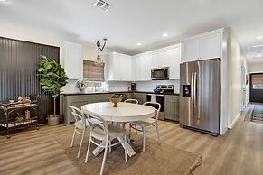 The Das Apfelhaus! A Luxurious and Eclectic Escape Near Main!