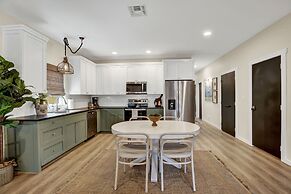 The Das Apfelhaus! A Luxurious and Eclectic Escape Near Main!